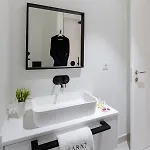 Karat Ibardin Rokabella Vila *
